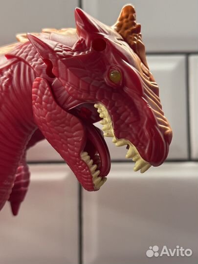 Динозавр на пульте управления