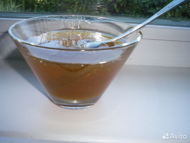 С Лесных и луговых цветов мед