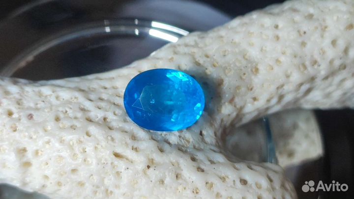 Яркий неоново-голубой апатит 2.09 карата