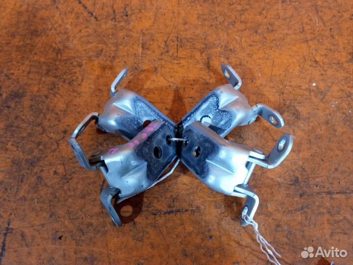 Петля двери Nissan Tiida latio SNC11 передний