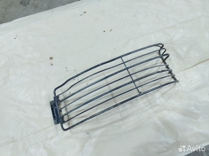 Защитная сетка фары левая Scania