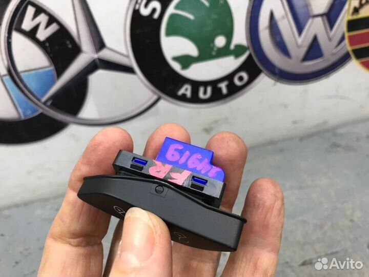 Кнопка центрального замка передняя правая