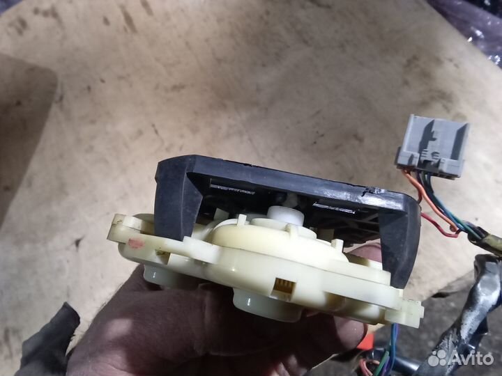 Мотор регулировки левого зеркала Nissan Serena C24