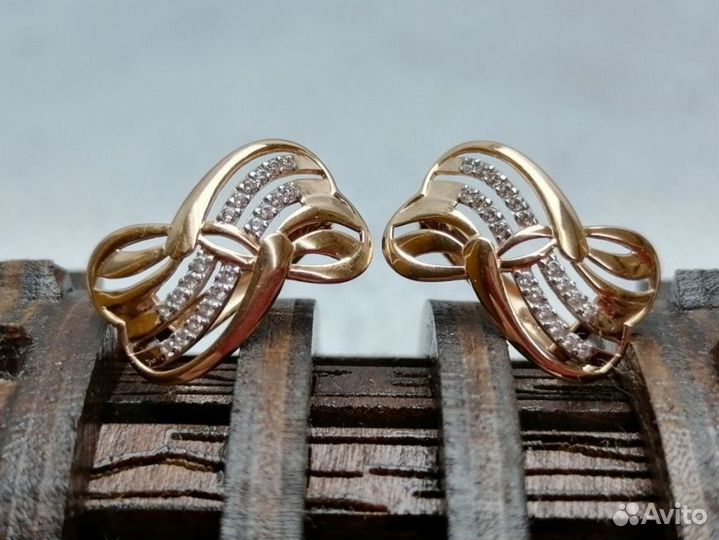 Золотые серьги 585 пробы массой 2.88 грамма