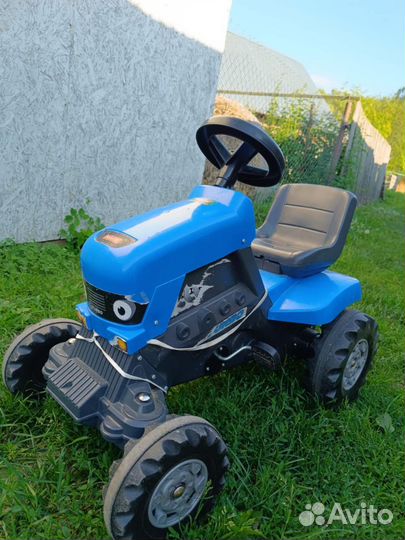 Синий трактор с прицепом