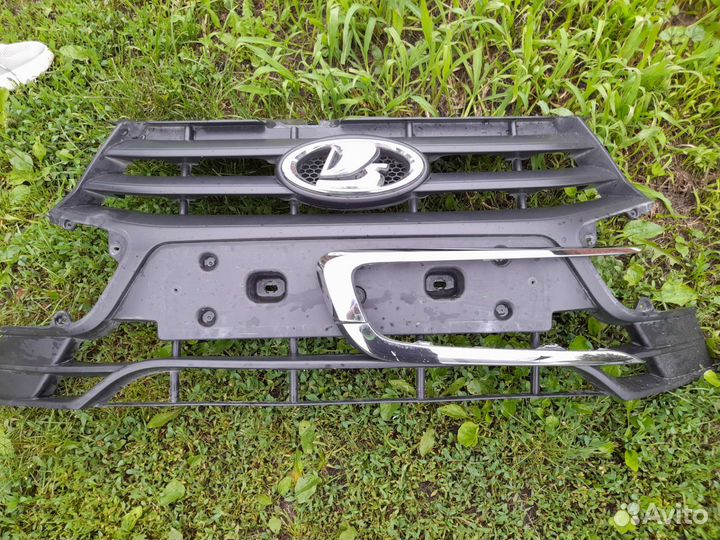 Решетка,молдинг бампера гранта fl