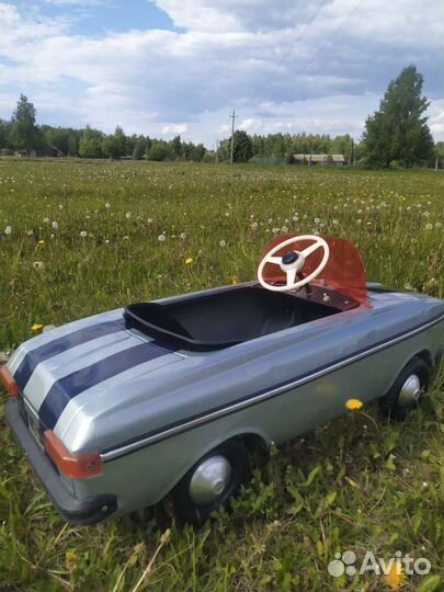 Детский ретро автомобиль - педальный Москвич азлк