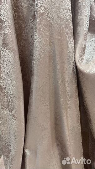 Шторы розово-бежевые с вензелями