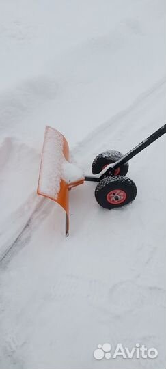 Скребок лопата на колёсах для уборки снега