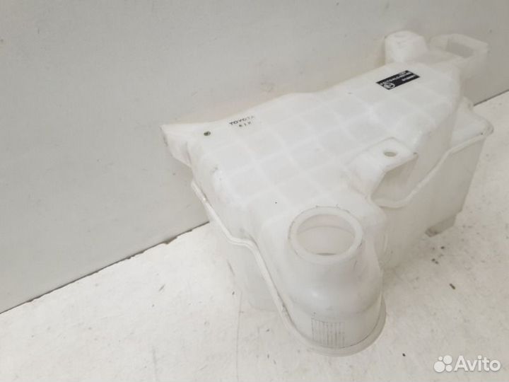 Бачок омывателя Toyota Hilux 8 2015-2023