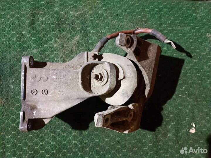 Опора двигателя правая Ауди 100 С 4