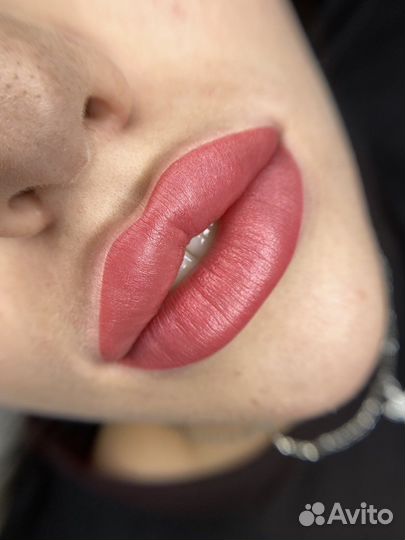 Модель на татуаж губ