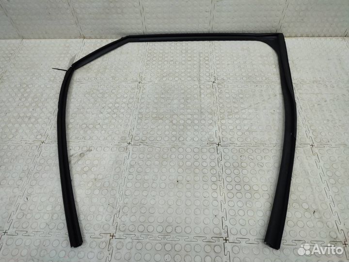 Уплотнитель стекла двери задний правый Lexus Rx 4