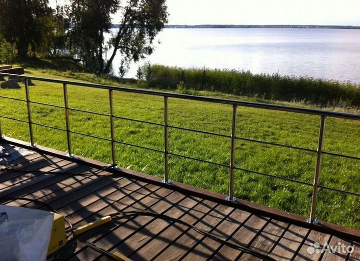 Винтовой пристенный поручень на лестницу