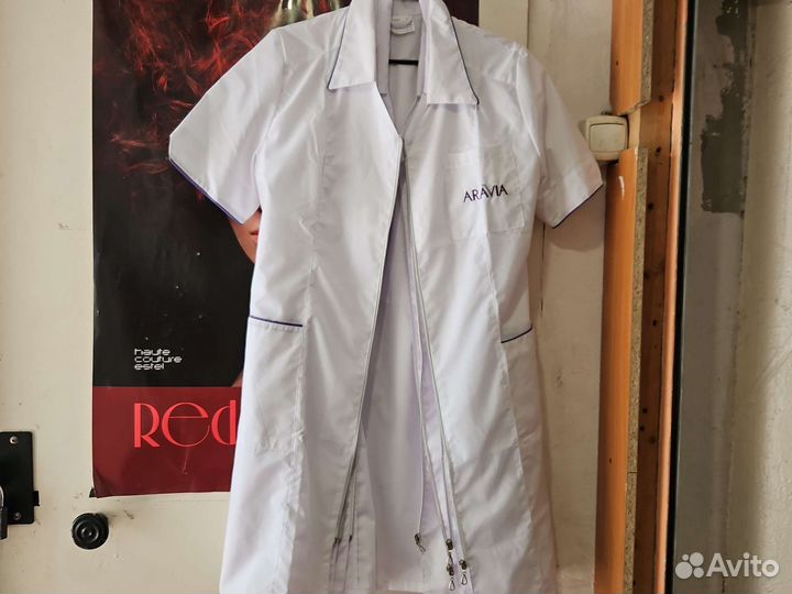 Белый медицинский халат