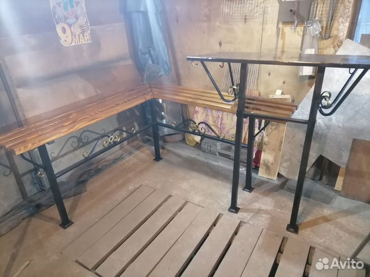 Столик и угловая лавочка