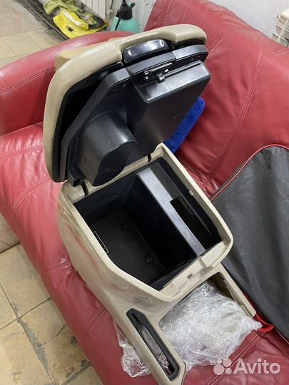 Консоль между перед. сиденьями