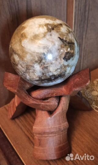 Шар из камня на подставке