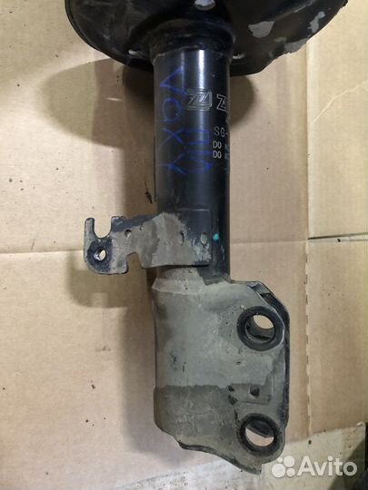 Передняя левая стойка Toyota Voxy