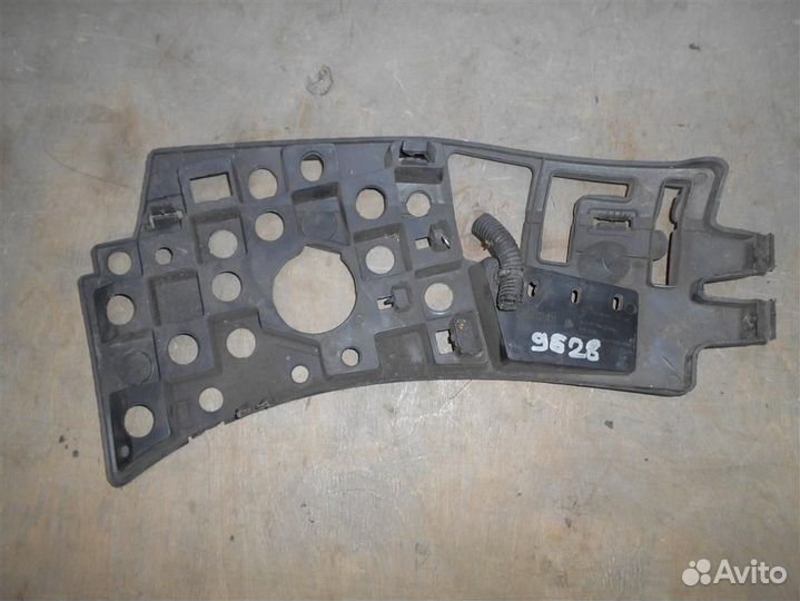 Кронштейн переднего бампера левый от Peugeot 3008