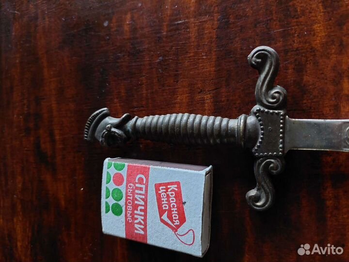 Нож для вскрытия корреспонденции