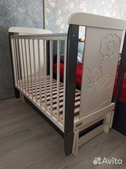 Детская кроватка с маятником и ящиком