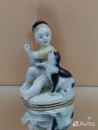 Статуэтка фарфоровая 