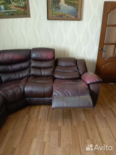 Угловой кожаный диван