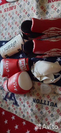 Боксерские перчатки, капа, бандаж, щитки и футы