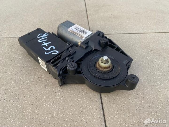 Моторчик стеклоподъемника передний правый Volkswag