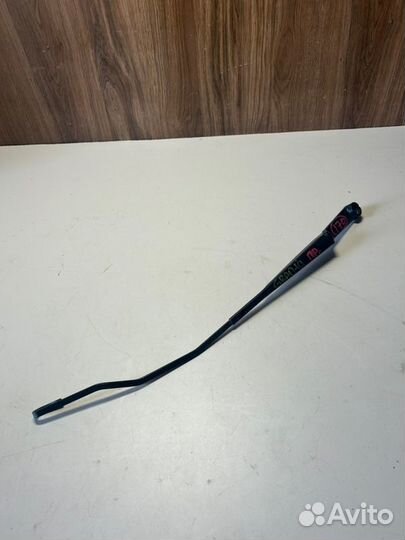 Поводок стеклоочистителя передний правый LADA