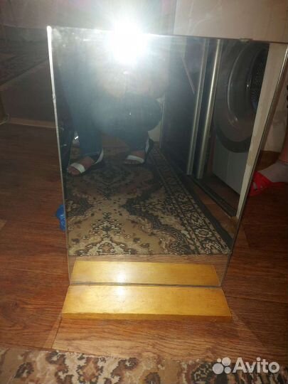 Зеркало с полочкой