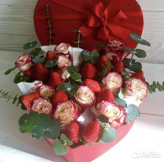 Вкусные букеты из клубники с цветами