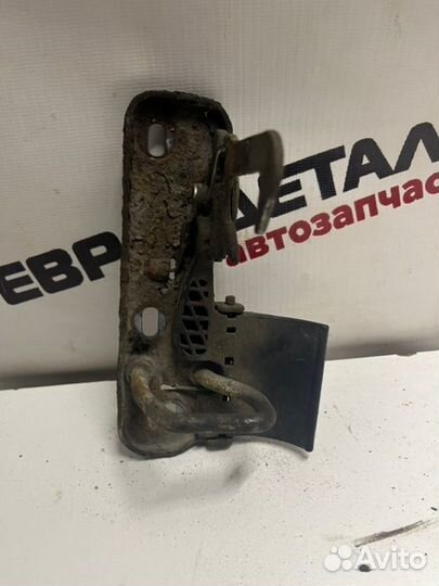 Крюк замка капота Volkswagen Passat B7 седан сaxa