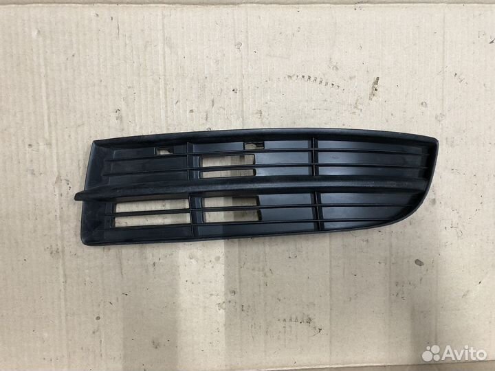 VW Touran Решетка в передний баспер левая