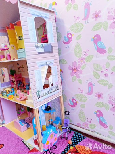 Кукольный домик с мебелью и куклами