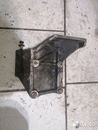 Кронштейн компрессора кондиционера Nissan Skyline