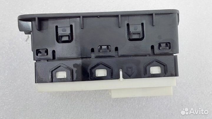 Кнопка стеклоподъемника задняя правая Hyundai