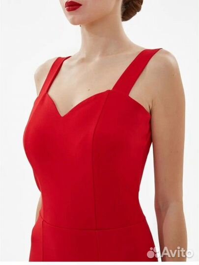 Платье-футляр миди без рукавов с вырезом