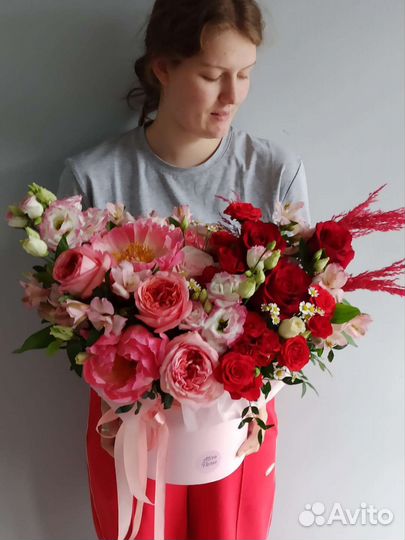 Яркая Композиция в коробке с пионовидными розами