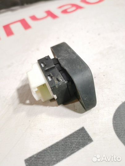 Кнопка центрального замка Volkswagen Polo седан