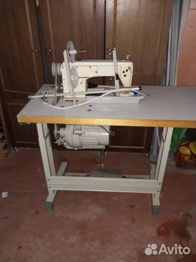 Профессиональная швейная машинка