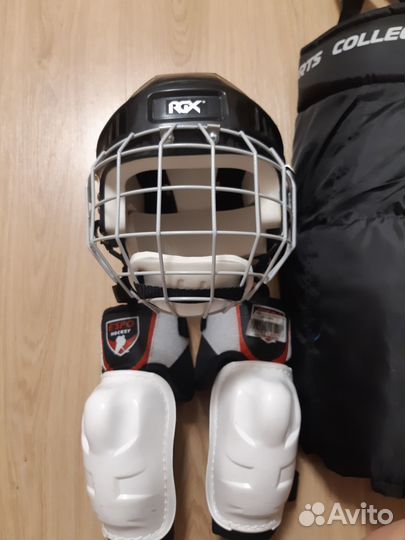 Шлем, шорты и наконечники для хоккея