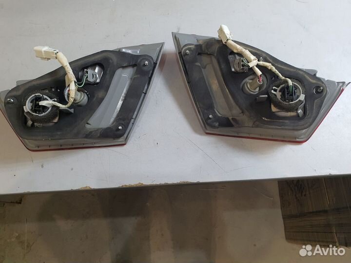 Задние фонари в крышке багажника Toyota Camry V50