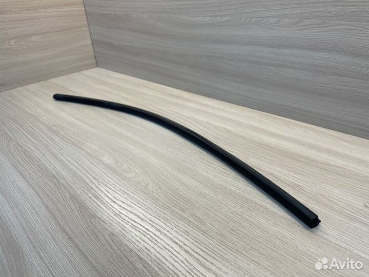 Уплотнительная резинка боковой двери передняя