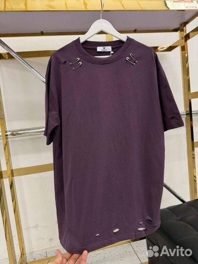 Футболка с булавками