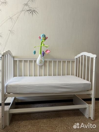 Детская кроватка с маятником