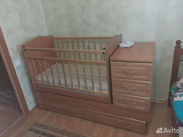 Детская кроватка с маятником