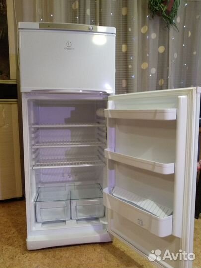 Холодильник indesit 2-х камерный TIA14