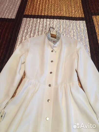 Белое вечернее платье